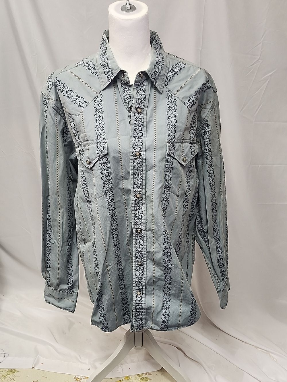 Urban Up Pipeline Western pearl snap Shirt with Scroll Print SZ M EUC